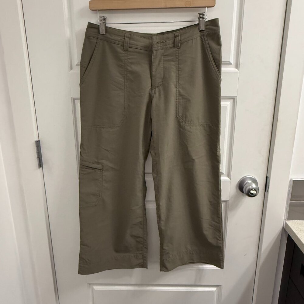 Patagonia Size 2 green khaki capris
